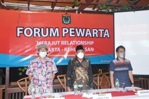 Rajut Relasi, Humas-Pewarta Diskusi hingga Bersihkan Area Pantai