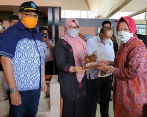 ANTARA MARAH dan RAMAHNYA IBU RISMA  Oleh :  Lalu Gita Ariadi