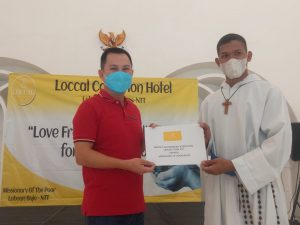 Loccal Collection Hotel Sumbang Kursi Roda Untuk Anak Yatim di Labuan Bajo