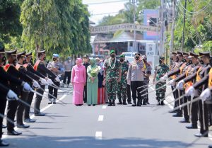 Pisah Sambut Danrem 162/WB yang Lama dan Baru Berlangsung Meriah dan Haru