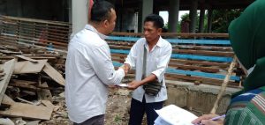 Tim Pelaksana CSR Lotim Serahkan Bantuan kepada Warga