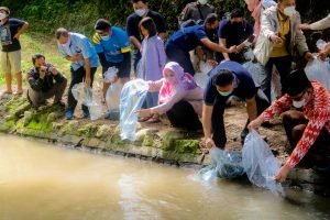 Rangkaian HPN 2022, PWI-FWE NTB Sinergi Tebar 100 Ribu Benih Ikan