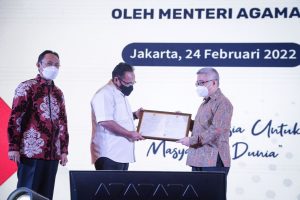 Serahkan Sertifikat Halal Vaksin Merah Putih, Menag: Dengan Status Halal, Vaksin Punya Keunggulan