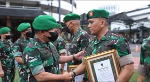 KSAD Jenderal Dudung Abdurachman Beri Penghargaan 47 Personil Gabungan TNI-Polri