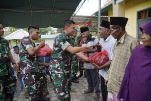 Danrem Berikan Bantuan Sembako untuk Orang Tua Jompo di Dompu