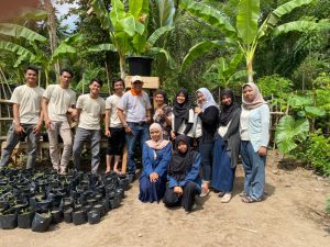 Mahasiswa Unram Terapkan Metode Vertikal Garden dengan Irigasi Tetes di Desa Medana