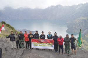 Suhu Udara 2°C dengan Hujan Petir, Danrem Sukses Mencapai Puncak Rinjani