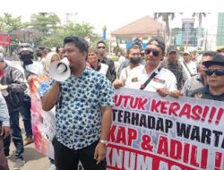 Dua Wartawan Dianiaya, Massa Tuntut Bupati dan Wabup Karawang Bersikap