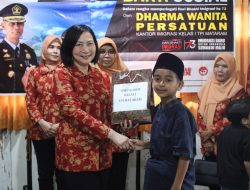 Peduli Anak Sekolah Kurang Mampu, DWP Imigrasi Mataram Gelar Bakti Sosial