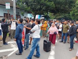 Tempat Usaha Ditutup, Warga Suranadi Demo Kantor Desa