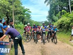 Kapolsek Gunungsari Serahkan Medali untuk Juara Sepeda MTB Porprov NTB