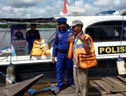 Peduli Perjuangan Tenaga Pendidik, Ditpolairud Bagikan Life Jacket Guru Sekolah