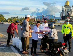 Bulan Penuh Berkah, SMSI Lobar Bagi-Bagi Takjil