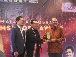 Anggota DPRA Ali Basrah dan Sekda Aceh Bustami Hamzah Menerima Anugerah SMSI Award