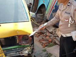 Sat Lantas Olah TKP Sebuah Bus Diduga Alami Rem Blong di Jalan Gora II Sandubaya 