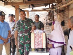 Kakek Samsiah, 85 Tahun, Menerima Bantuan Rehabilitasi Rumah dari Korem 162/WB