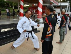 Tanamkan Jiwa kedisiplinan, Pj Gubernur Sulbar Prof Zudan Latih ASN Karate 