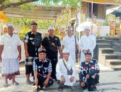 Anak Agung Ketut Oka Melaksanakan Persembahyangan di Pura Narmada 