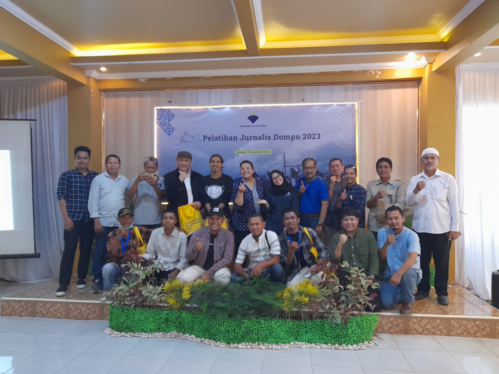 Foto bareng perwakilan PT Sumbawa Timur Mining dengan pemateri dan peserta pelatihan, Selasa (7/11) di Dompu.