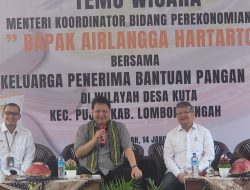 Menko Perekonomian Berikan Bantuan dan Bicara Langsung dengan Masyarakat di Mandalika