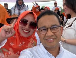 Anies Baswedan Ajak Berfoto Selfie Caleg Milenial Teti Lestari di Kampanye Tebuka Kabupaten Bekasi 