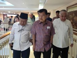 Jokowi Bagi Bansos Depan Istana, Jusuf Kalla: Memalukan, Tugas Camat Itu