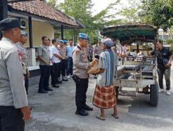 Kabid Propam Polda NTB Bagikan Sembako kepada Kusir Cidomo di Pasar Pagutan