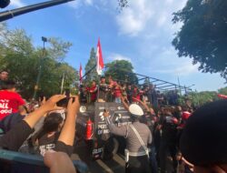 Ribuan Masyarakat Tumpah Ruah Sambut 12 Pembalap MotoGP di Mataram