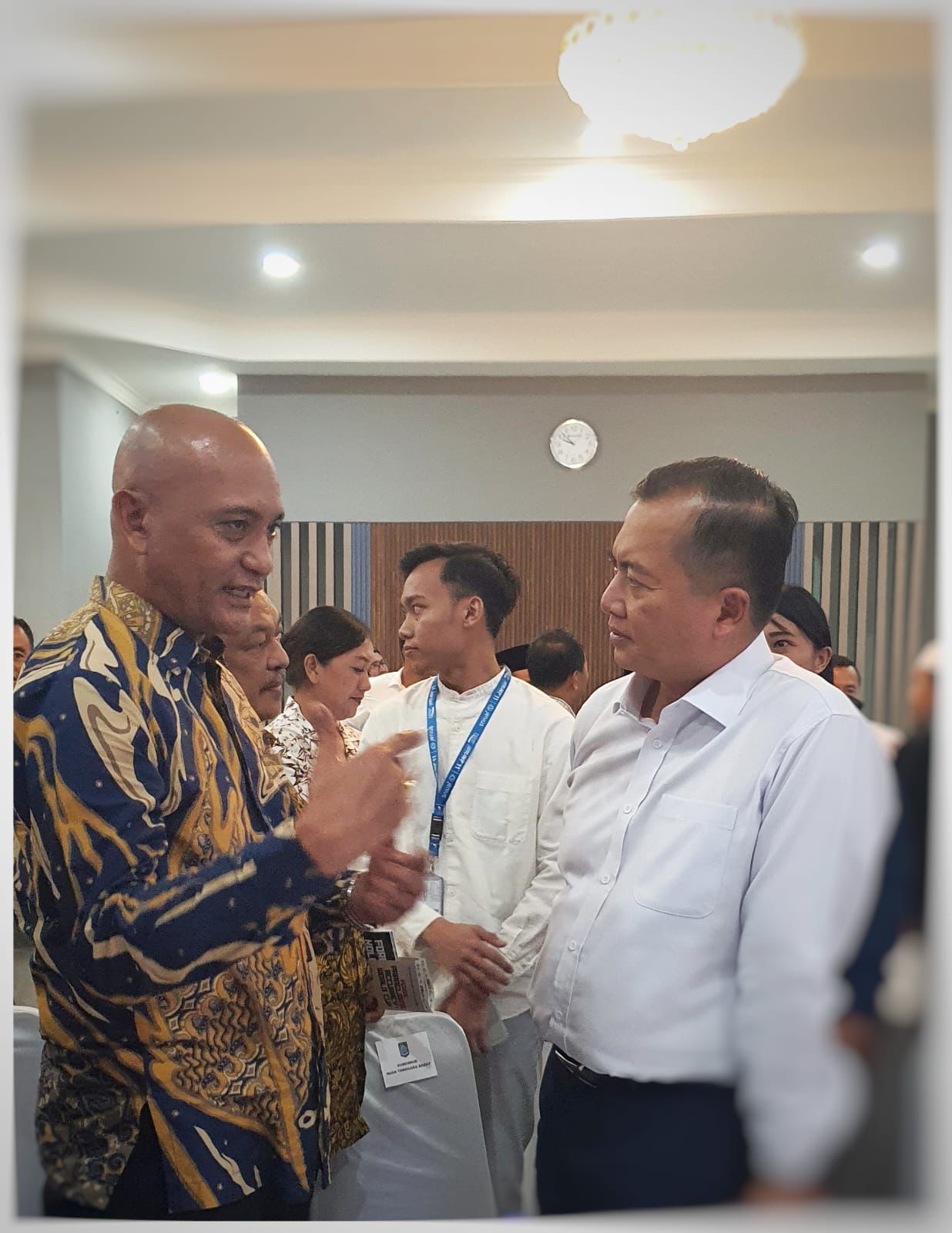 Ketua BPPD Sahkan M Saleh berbincang dengan Gubernur para acara Forum Kolaborasi.
