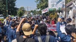Empat Polisi Terluka dalam Aksi Ricuh HMI MPO di Depan Kantor DPRD NTB, Massa Tuntut Serapan Jagung dan Audit PT GNE