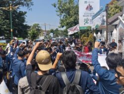 Empat Polisi Terluka dalam Aksi Ricuh HMI MPO di Depan Kantor DPRD NTB, Massa Tuntut Serapan Jagung dan Audit PT GNE