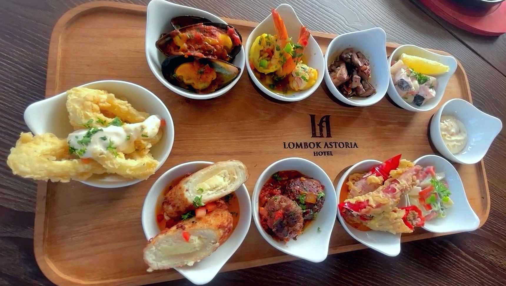 Menu utama Tapas yang merupakan gabungan aneka sneck dalam satu pleter.