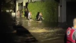 Banjir Terjang River Side Selagalas, Lansia dan Anak-anak Dievakuasi Tim SAR