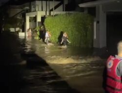 Banjir Terjang River Side Selagalas, Lansia dan Anak-anak Dievakuasi Tim SAR