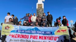 PWI Surakarta Serukan Persatuan PWI dari Puncak Gunung Lawu
