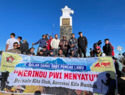 PWI Surakarta Serukan Persatuan PWI dari Puncak Gunung Lawu