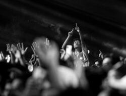 Ribuan Penonton Bergoyang, Slank Tutup Meriah Gelaran FORNAS VIII di Mataram