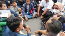 Demo Tolak Kenaikan Tunjangan DPR di NTB Ricuh, Massa Jebol Gerbang DPRD