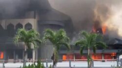 Gedung DPRD NTB Dibakar Massa Aksi, Polisi Tembakkan Gas Air Mata