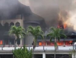 Gedung DPRD NTB Dibakar Massa Aksi, Polisi Tembakkan Gas Air Mata