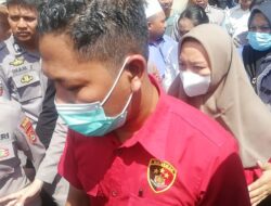 Tersangka Riska Tolak Rekonstruksi Ditempat Penemuan Mayat Brigadir Esco