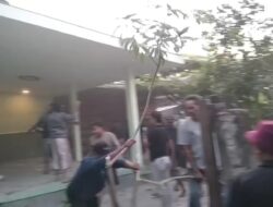Ratusan Massa Geruduk Rumah Tersangka Brigadir Riska