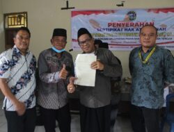 ATR/BPN Lombok Tengah Serahkan 300 Sertifikat PTSL Tahap Pertama di Desa Penujak