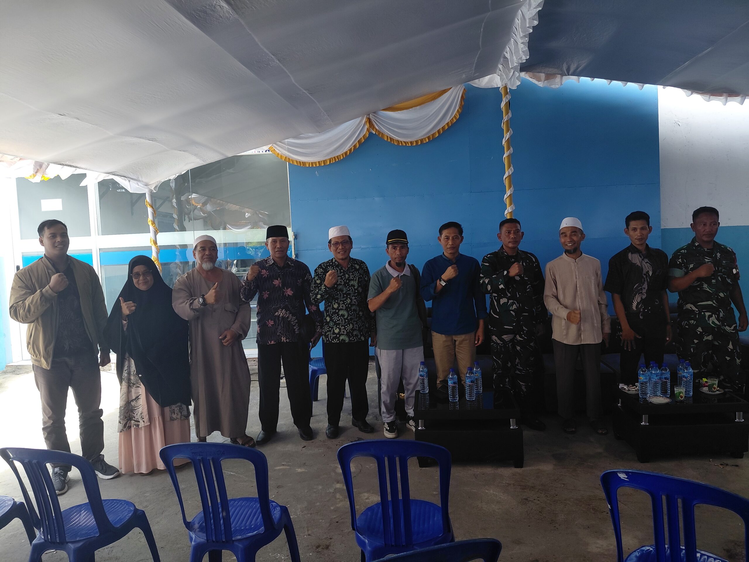 Camat Janapria foto bersama Ketua Yayasan, Danramil, Kepala SPPG dan tamu undangan lainnya.