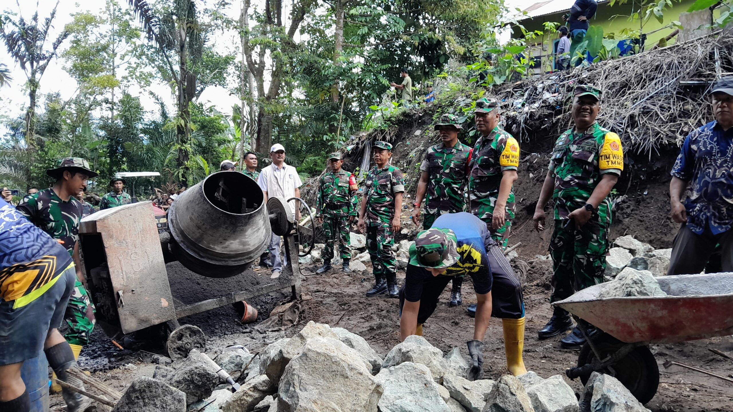 TMMD: Tim Pengawasan dan Evaluasi (Wasev) TNI Manunggal Membangun Desa (TMMD) ke-126 meninjau langsung lokasi kegiatan wilayah Komando Distrik Militer (Kodim) 1606/Mataram pada Sabtu 1/11.