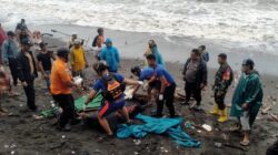 Mayat Pria Ditemukan Terombang Ambing Tanpa Busana Di Pantai Pantai Gading 