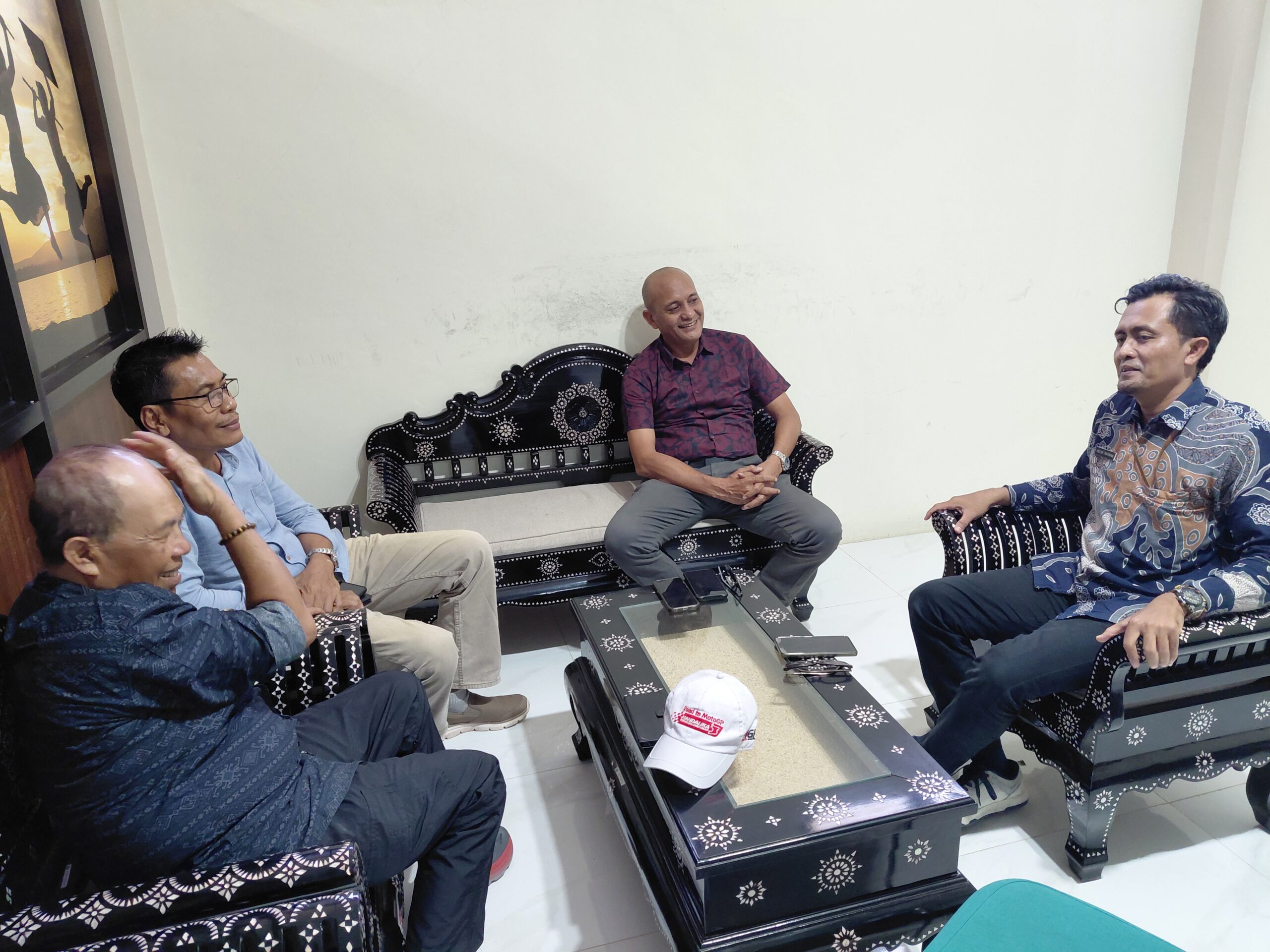 Kabid Pemasaran Dispar dan Ekraf, Helmi Rahman (kanan) dan Ketua BPPD Sahlab M Saleh.