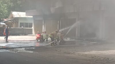 Diduga Konsleting Listrik, Gudang Oli Ampenan Terbakar