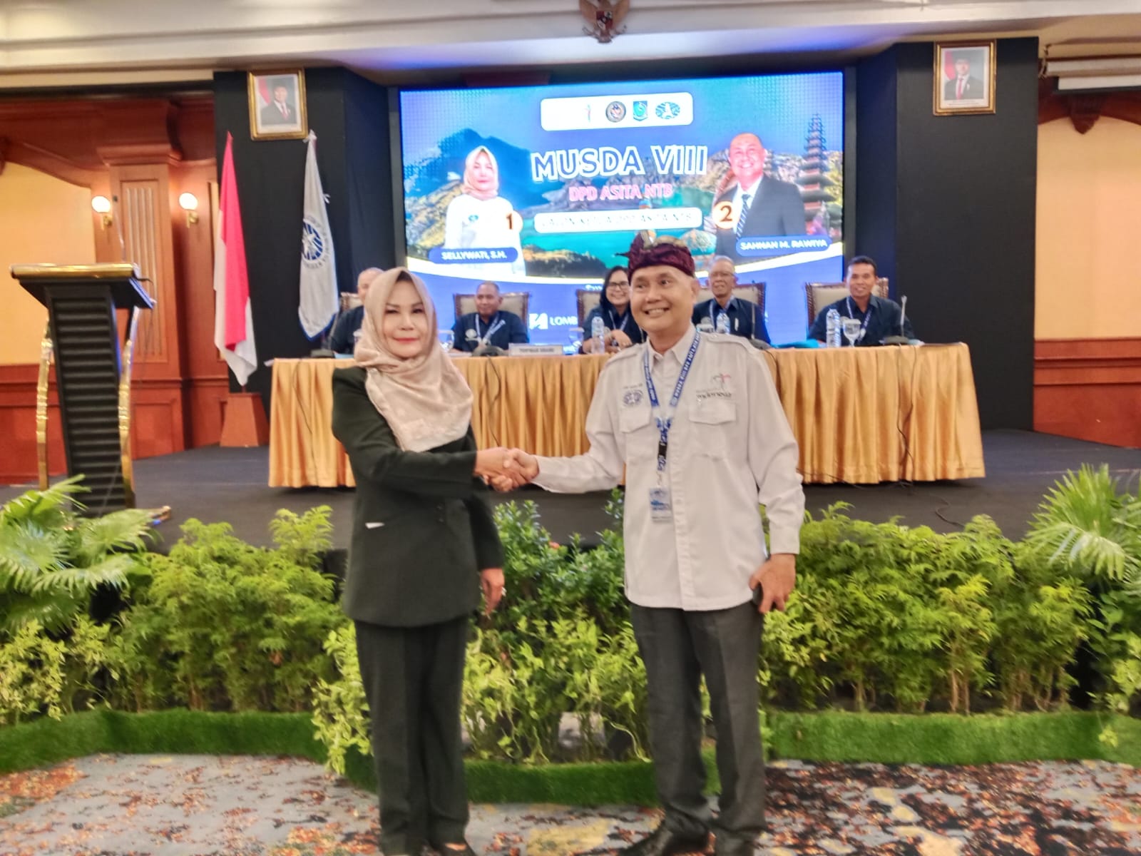 KOMPAK: Sellywati dan Sahnan Rawiya setelah pemilihan. (ist)