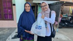 PLN UP3 Sumbawa Bersama YBM Salurkan 26 Paket Sembako bagi Warga yang Membutuhkan